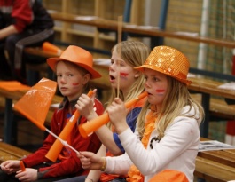 Foto bij De warming - up van het Rivo oranje legioen