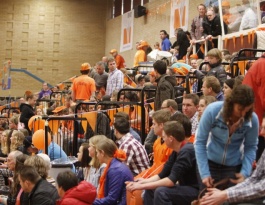 Foto bij De warming - up van het Rivo oranje legioen