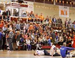 Foto bij De warming - up van het Rivo oranje legioen