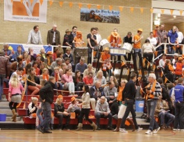 Foto bij De warming - up van het Rivo oranje legioen