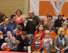 Foto bij De warming - up van het Rivo oranje legioen