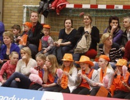 Foto bij De warming - up van het Rivo oranje legioen