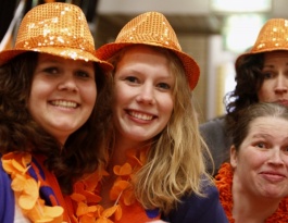 Foto bij De warming - up van het Rivo oranje legioen