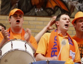 Foto bij De warming - up van het Rivo oranje legioen