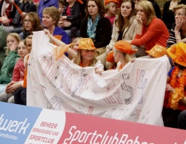 Foto bij De warming - up van het Rivo oranje legioen