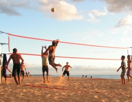 Foto bij Beachvolleybalvelden klaar maken.