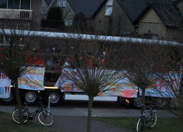 Foto bij De platte wagen reed weer door Rijssen.