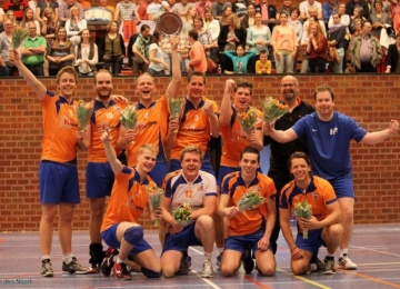 Foto bij Heren 2 wint de beker!