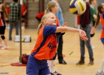 Foto bij Heren 1 geeft Clinic aan de jeugd